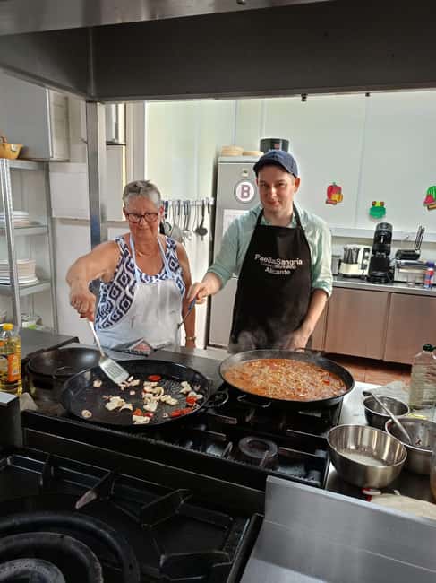 Alicante: Paella & Sangria Class with Tapas and Market Visit - How the host keeps everyone cooking (and why that affects your enjoyment)