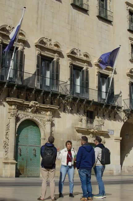 All of Alicante with the Castle, Market, and Tapas. Small group, max 6 people - Central Market vs. tapas in local bars: two ways to taste Alicante