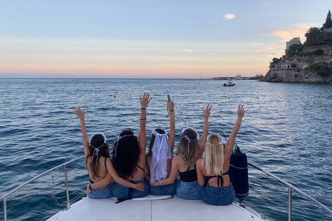 Bachelorette party, boat party in Salerno with aperitif and tapas - Amalfi free walk: what to do with your time in town