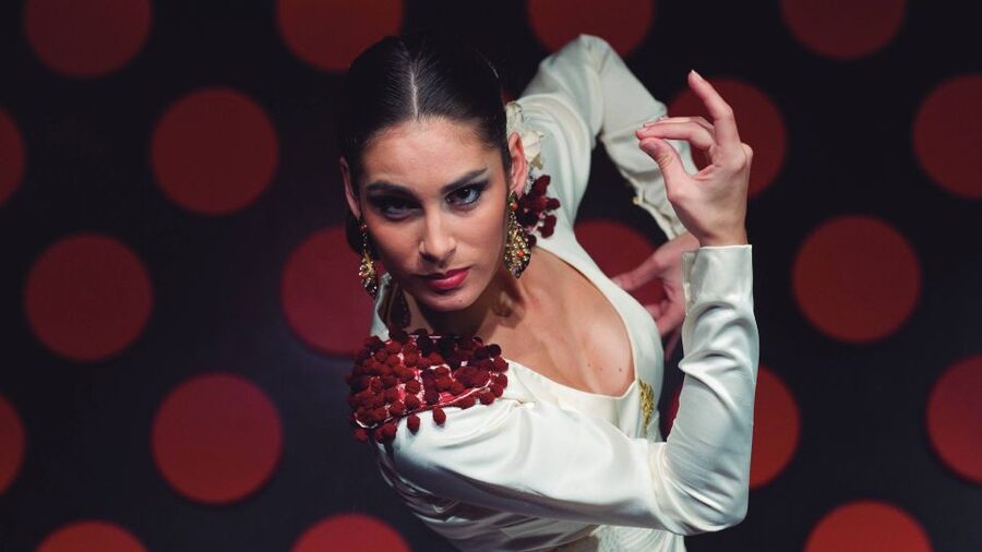 Barcelona: 4-Hour Tapas Evening Tour and Flamenco Show - Skip-the-line entry and small-group pace: what it feels like in practice