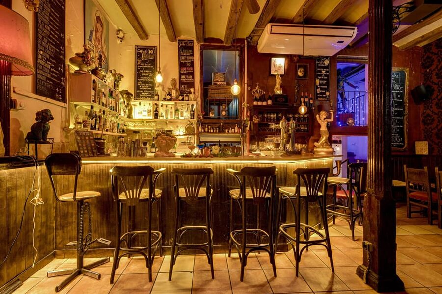 Barcelona: Cocktail Making Class with Tapas - Cocktails in the Gothic Quarter at Bar Milans Gòtico