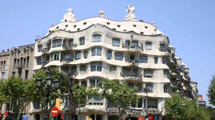 Barcelona: Evening Walking Tour in the Gaudi Area with Tapas - Stop 1: Historic Bodega for Catalan Tapas and Local Drinks