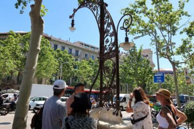 Barcelona: Gaudi Tapas & Wine Tasting Small Group Tour - Where You Meet and What You’ll Walk (and Not Walk)