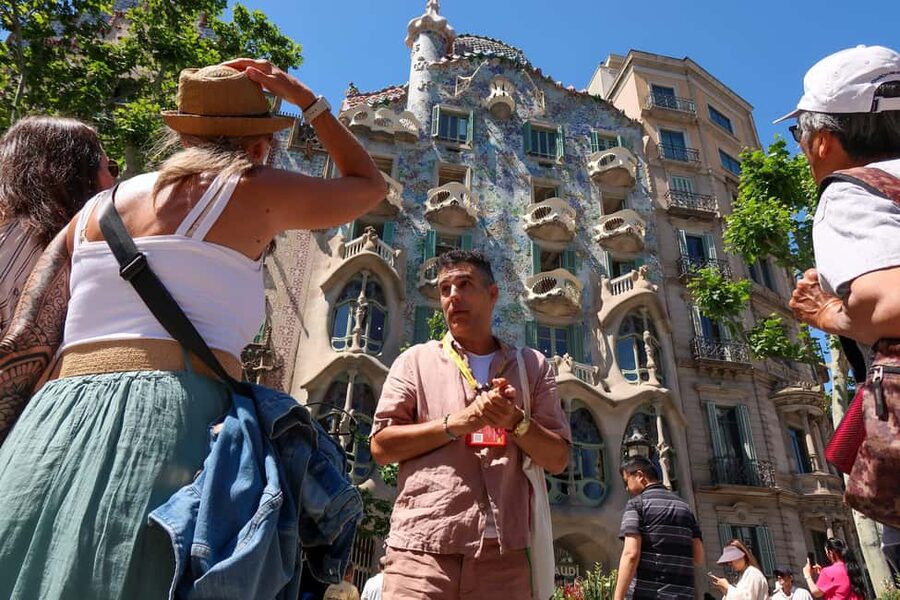 Barcelona: Gaudi Tapas & Wine Tasting Small Group Tour - Passeig de Gracia: Modernisme on a Prime Avenue