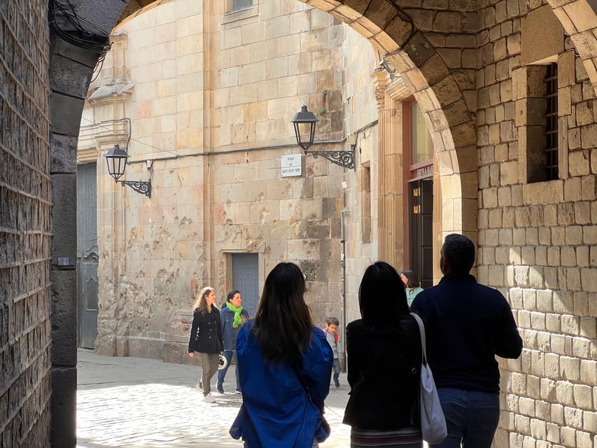 Barcelona: Gothic Quarter Guided Tour with Flamenco & Tapas - Squares, sounds, and stories: what happens during the 2-hour walk