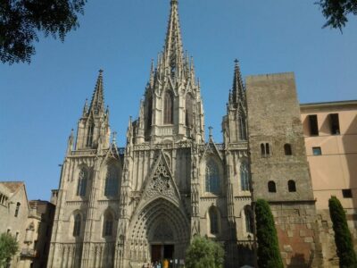 Barcelona: Gothic Quarter Legends Walking Tour with Tapas - Meeting at Hotel Colón: the simple start that prevents delays