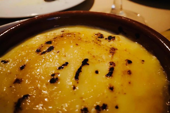 Barcelona Gothic Quarter VIP Tapas & Wine Tour - Historic Jewish Quarter: the maze feeling, with food at the center