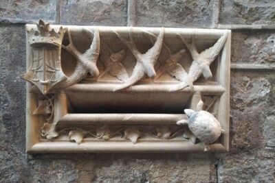 Barcelona Gothic Quarter Walking Tour with Tapas - Plaza de Catalunya: The Big Square That Sets the Tone