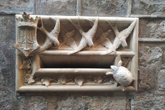 Barcelona Gothic Quarter Walking Tour with Tapas - Plaza de Catalunya: The Big Square That Sets the Tone
