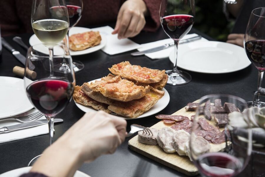 Barcelona Gourmet Food & Wine Tour with Local Expert - How much food you get in 4 hours (and how to pace)
