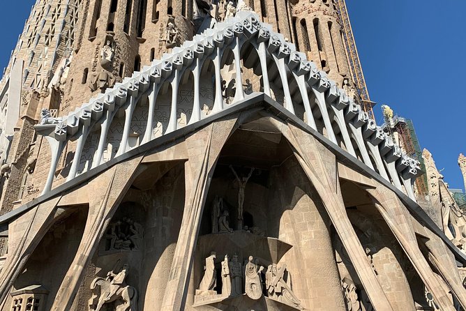Barcelona in One Day: Gaudí, Gothic Quarter &Tapas (Private Tour) - Catedral de Barcelona and Casa de l’Ardiaca: Gothic details without a full-day commitment