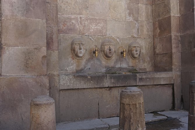 Barcelona in One Day: Gaudí, Gothic Quarter &Tapas (Private Tour) - Plaça del Rei and Plaça Sant Jaume: medieval power squares in plain sight