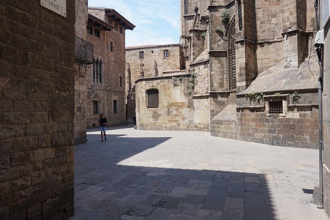Barcelona in One Day: Gaudí, Gothic Quarter &Tapas (Private Tour) - Sinagoga Major and the Jewish Quarter calls