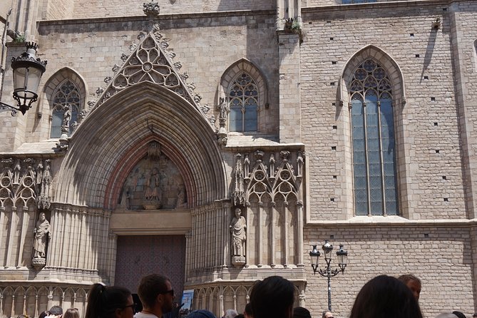Barcelona in One Day: Gaudí, Gothic Quarter &Tapas (Private Tour) - Sagrada Família at 4 pm: your best shot at calm wonder