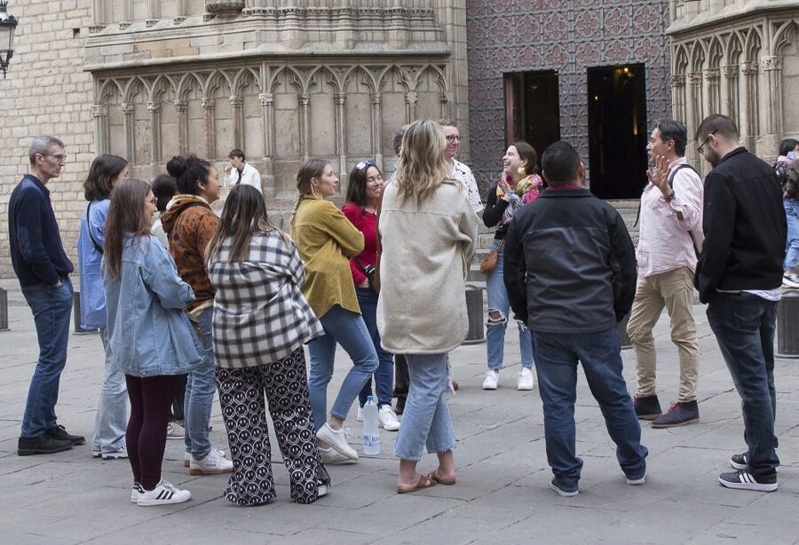 Barcelona: Market, Tasty Tapas/Food and Gothic History Tour - Catalan classics in the streets: botifarra, pa amb tomàquet, and pescaditos