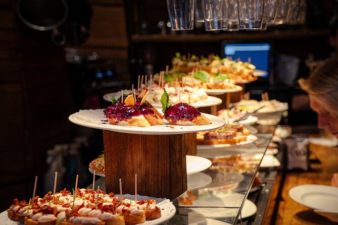 Barcelona Old City Guided Tour with Tapas and Drinks - Meeting point and group size: why it feels easy