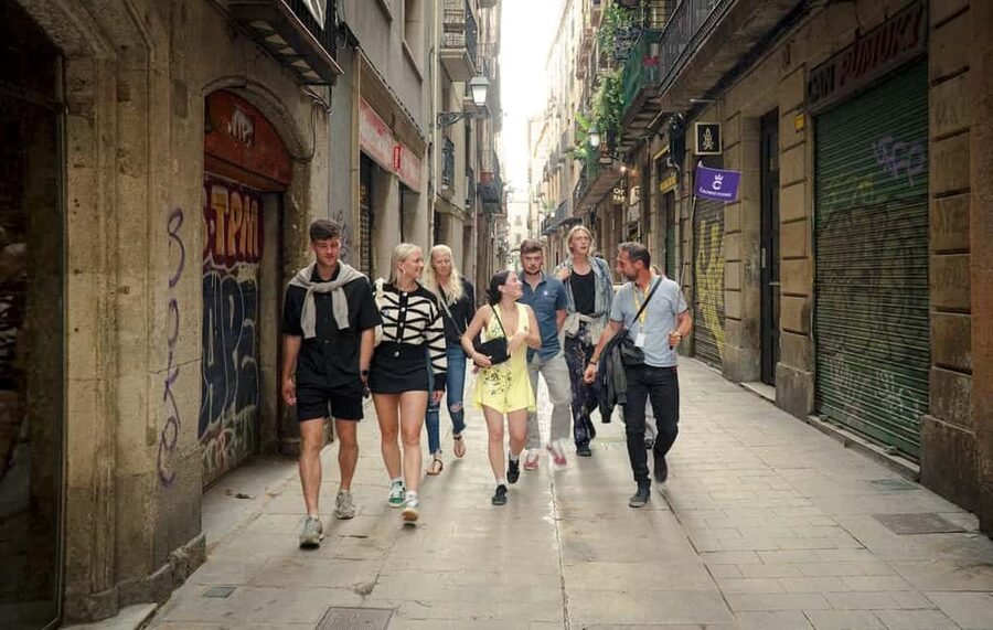 Barcelona: Old City Hidden Gems, Tapas, & Drinks Guided Tour - A 150-Minute Night Out in Barcelona’s Old Core