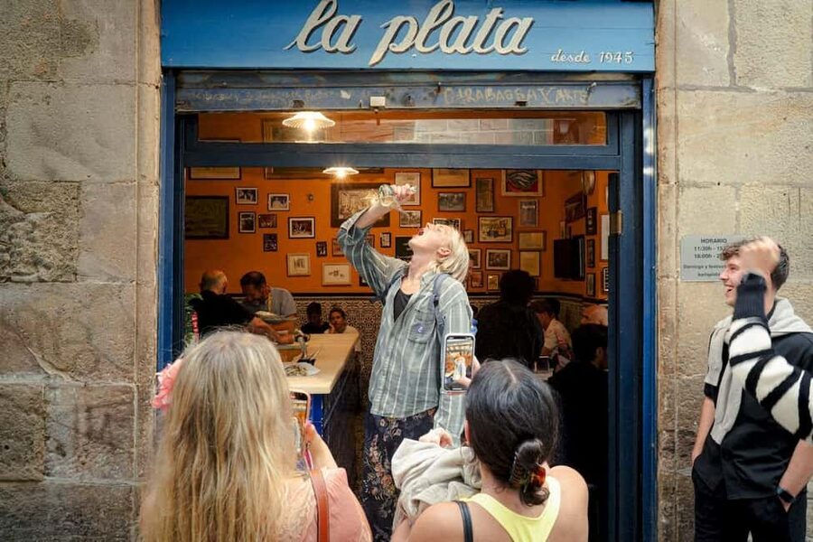 Barcelona: Old City Hidden Gems, Tapas, & Drinks Guided Tour - Gothic Quarter and El Born on Foot: Seeing the City Between Bites