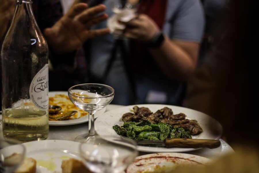 Barcelona: Old Town Tapas & Paella Food Tour with 8 Tastings - Tapas time: how wine pairing makes the flavors click