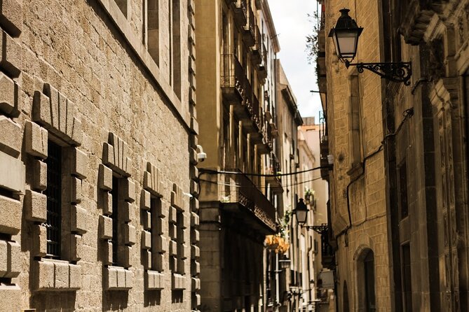 Barcelona Private Food Tour: Tapas, Paella & 8+ Food Tastings - Stop 1: Plaça de Ramon Berenguer el Gran Sets the Tone
