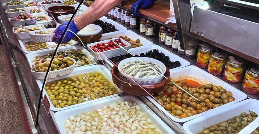 Barcelona´s Lunch or Dinner Tapas Tour: Food and Happiness - Barrio Gòtic: Why This Walk Feels Like Barcelona, Not a Checklist