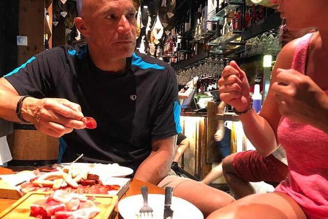 Barcelona´s Lunch or Dinner Tapas Tour: Food, drinks, happiness! - Where you meet (and where you finish) in Ciutat Vella