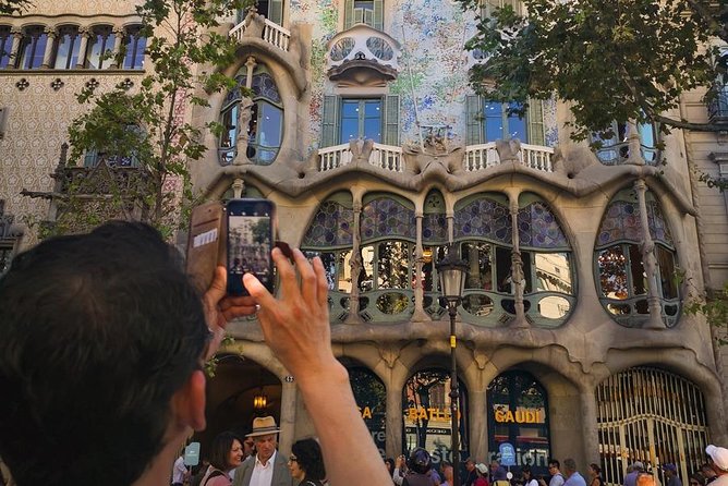 Barcelona: Sagrada Familia, Park Guell & Tapas Private Tour - Passeig de Gràcia: The Modernist Walk That Sets Up the Later Icons