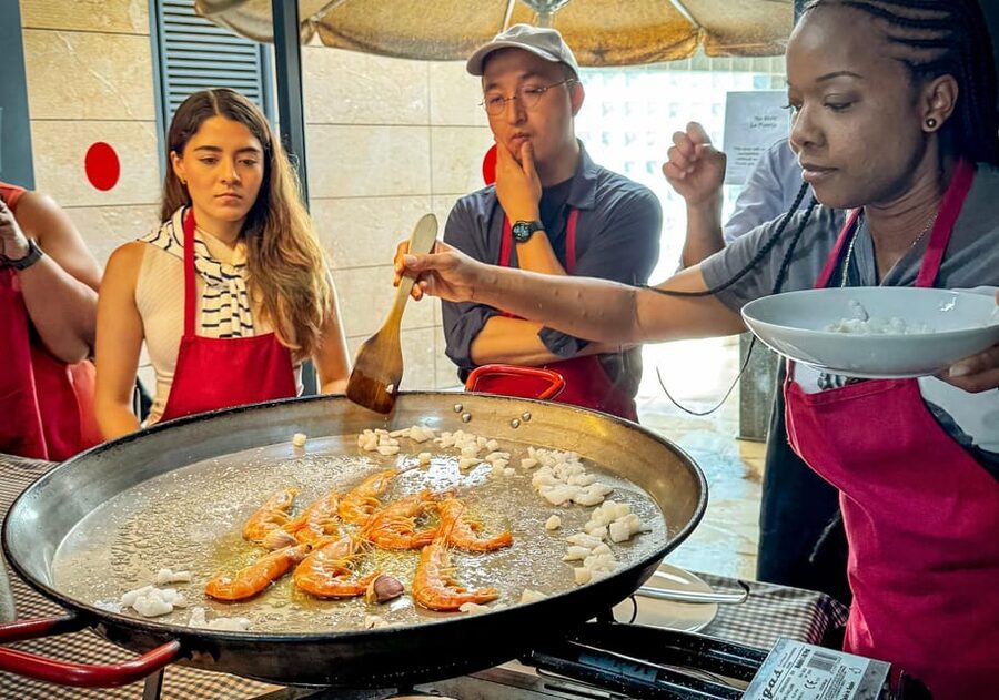 Barcelona: Seafood Paella ★Maestro★ & Tapas & Sangria - Seafood paella by a family recipe, guided step-by-step