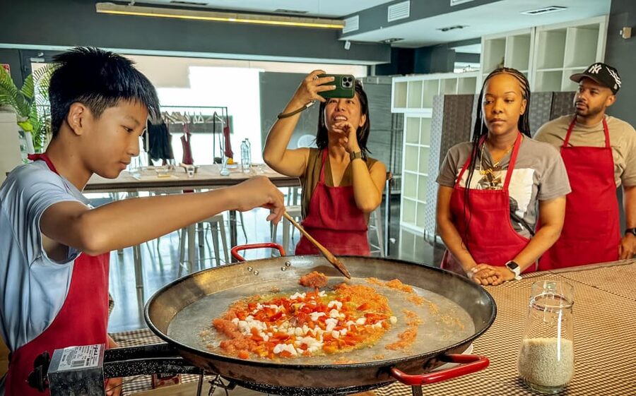 Barcelona: Seafood Paella ★Maestro★ & Tapas & Sangria - Finding the meeting point in Sarrià (and why it’s worth the effort)