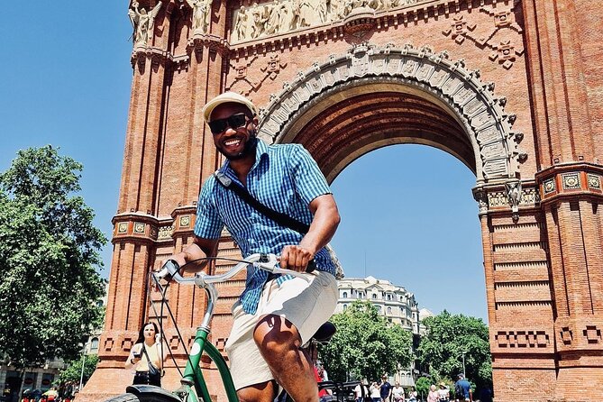 Barcelona Sightseeing by Bike with Photo Shooting and Tapas - Stop 3: Arc de Triomf and the city’s big-picture geometry