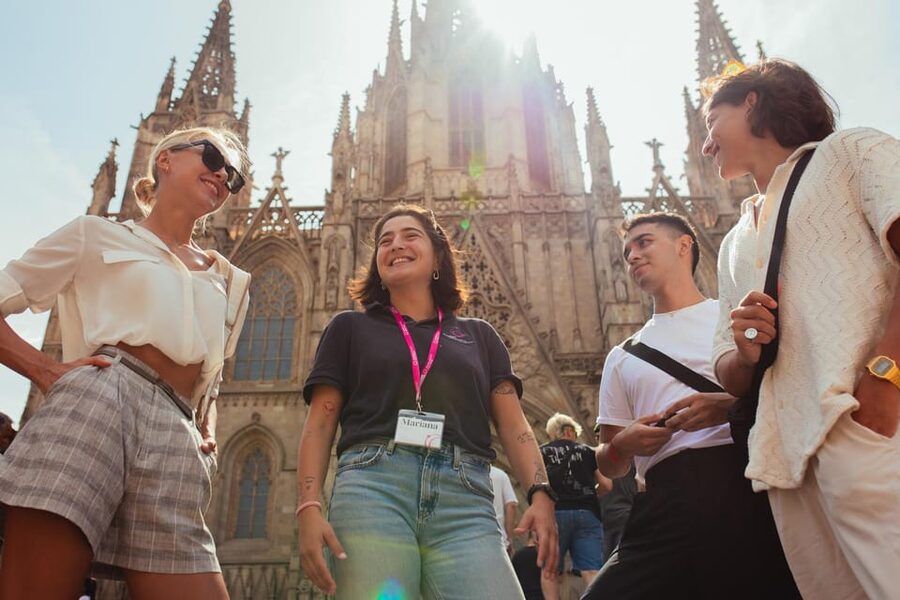 Barcelona: Small Group Gothic, Tapas & Churros Tour! - Finding Your Guide at Plaça Catalunya 21 (and What You Should Look For)