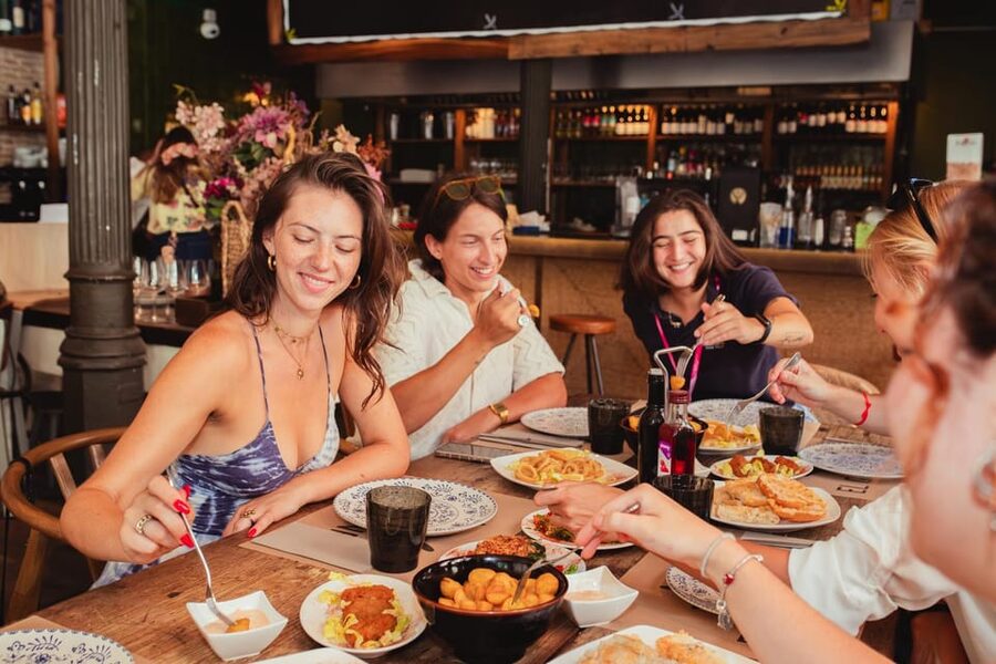 Barcelona: Small Group Gothic, Tapas & Churros Tour! - Gothic Quarter Highlights: From Els Quatre Gats to El Raval