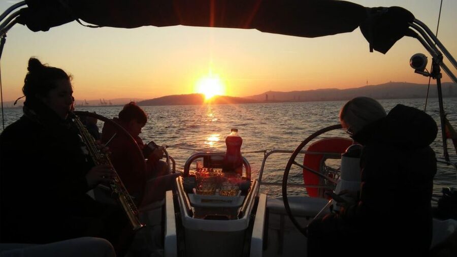 Barcelona: Sunset Live Sax and Sailing Experience with Tapas - Live Saxophone on Board: When the Music Really Works