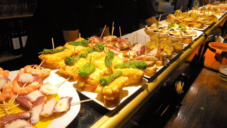 Barcelona: Tapas & Picasso Museum Guided Walking Tour - The start at Plaça Reial: meeting point and first good move