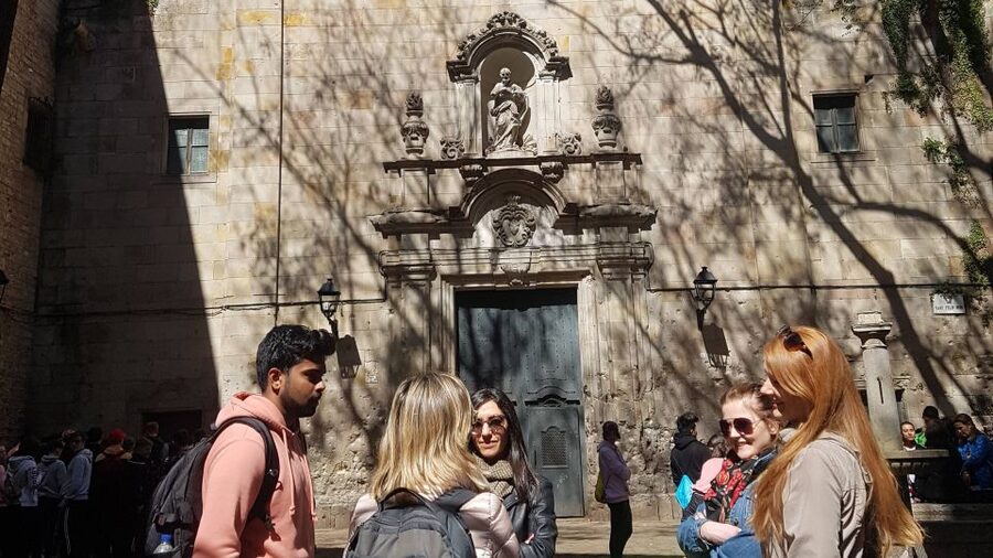 Barcelona: Tapas & Picasso Museum Guided Walking Tour - The tapas run: three stops, three moods