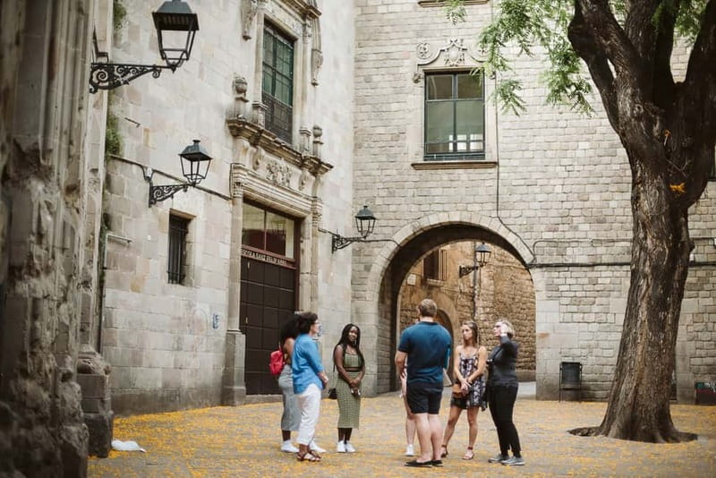 Barcelona: Tapas, Wine & History Tour of the Old Town - Practical tips for a smoother night in the Old Town