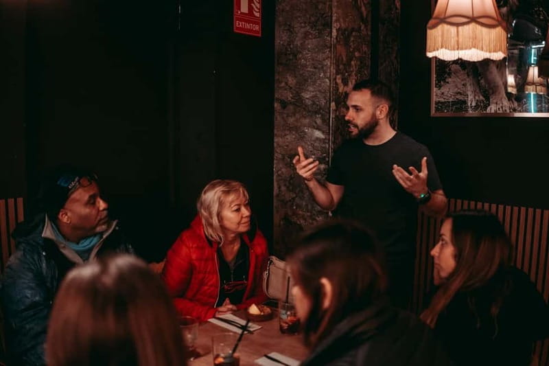 Barcelona: Tipsy Tapas & History Tour in the Gothic Quarter - La Rambla finish and live music: how the night wraps up