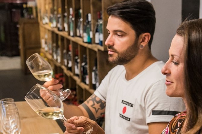 Barcelona: Wine Tasting and 5 Course Tapas Pairing Dinner - Finding Vivinos Wine Bar in Ciutat Vella for the 8 pm start