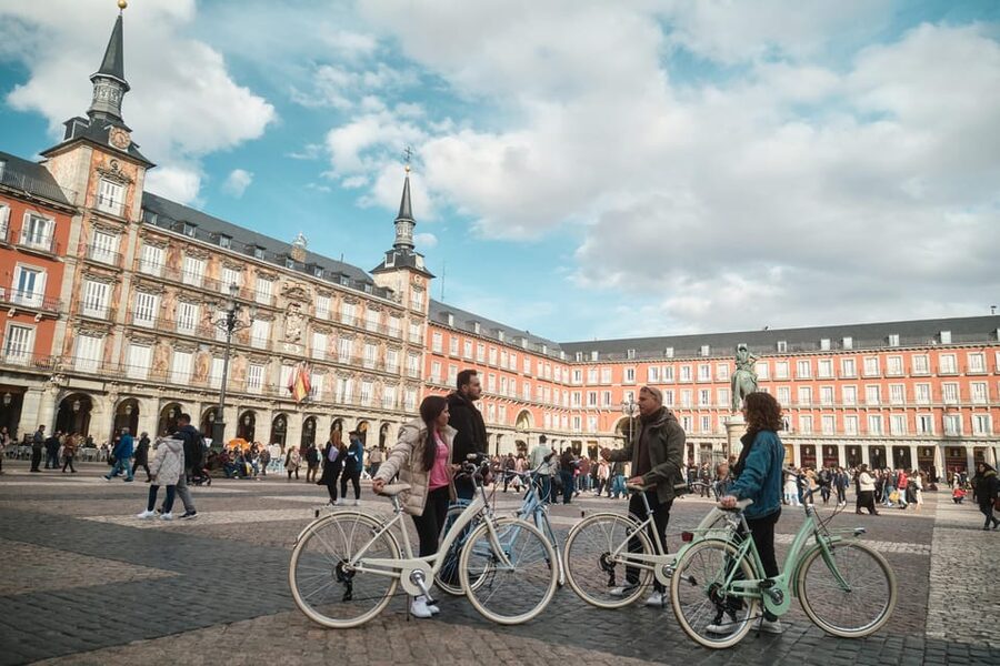 BiciTapeo : Tapas and Highlights Guided Vintage Bike Tour - Key highlights to look for