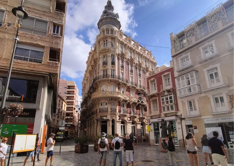 Cartagena: Guided Walking Tour with Tapas and Drinks - Snacks and tapas stops: how the food time is paced