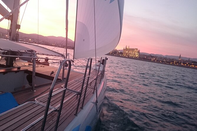 Catamaran sailing at sunset with tapas Palma de Mallorca - Comfort tips for an easy sunset sail in Palma