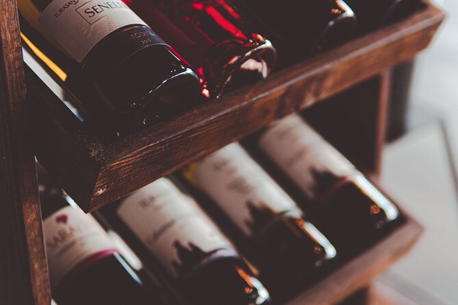 Culinary tour "Tapas & Wines" in Madrid - Entering Malasaña with tapas as your map