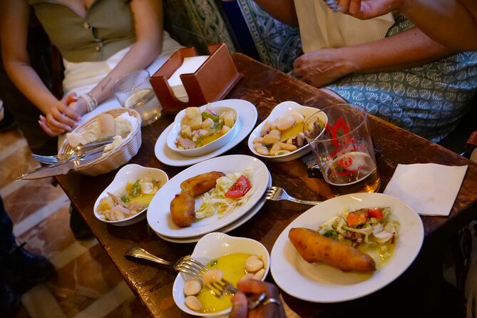 Eating Seville: Tapas, Drinks and Local Flavors Tour - Start in the Perfect Spot: Patio de Banderas and Giralda Views