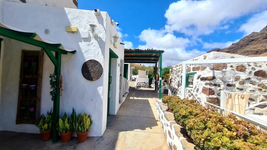 Gran Canaria: Spanish Tapas and Wine Tasting Tour in Mogan - Where you’ll meet and what the first hour feels like