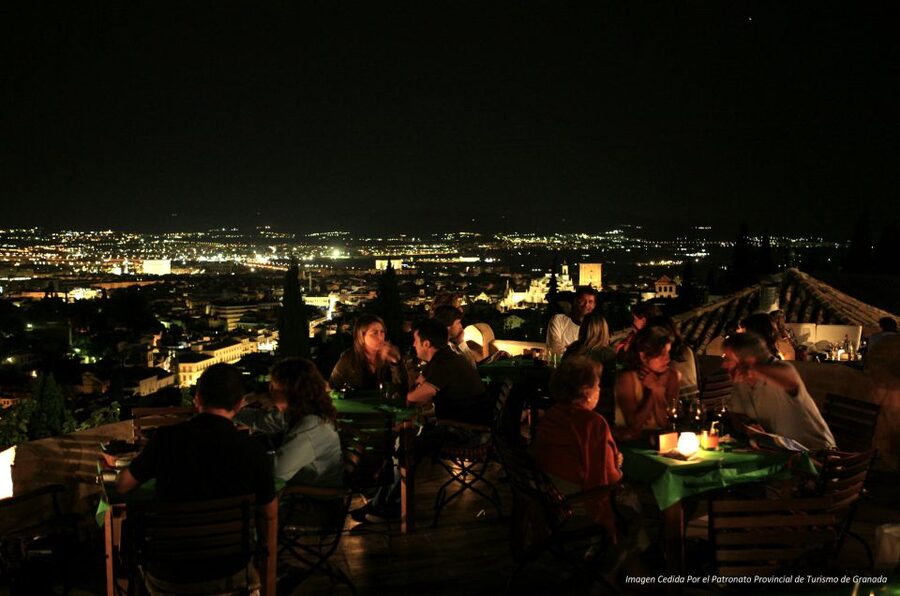 Granada Albaicín: 2.5-Hour Tapas & Drinks Walking Tour - Who this tour suits best (and who should skip it)