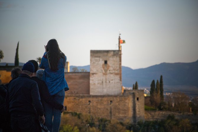 Granada and Albaicin: Wine and Tapas Tour - Tapas-Time in the Barrio: 3 Drinks and 3 Plates, Plus Bar Atmosphere