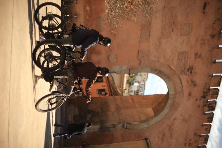 Granada: Highlights & Viewpoints eBike Tour with Tapas Break - The Tapas Break: Drinks, Typical Bites, and Music in Public