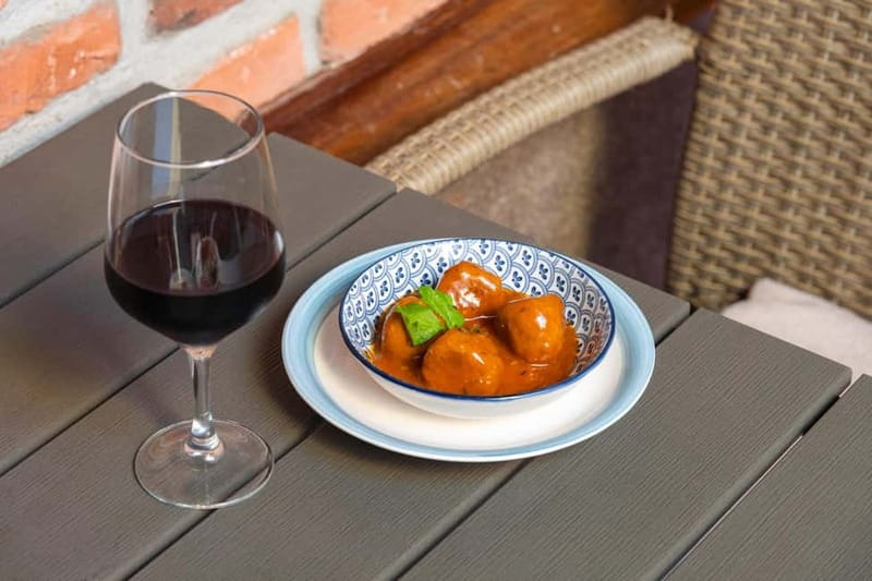 Las Palmas: Gourmet Tapas and Wine Tour in the Old Town - The Plaza de Santa Ana area: a short pass with big atmosphere