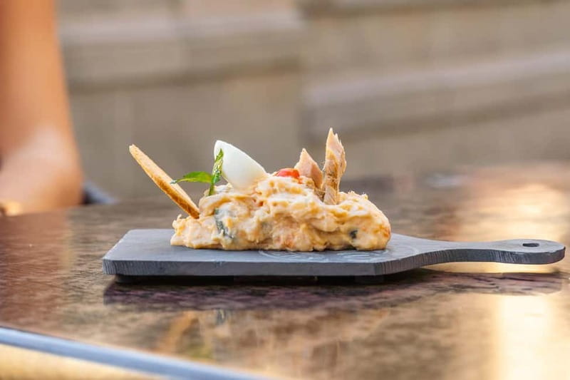 Las Palmas: Gourmet Tapas and Wine Tour in the Old Town - Calle Obispo Codina: where the walking turns into part of the meal