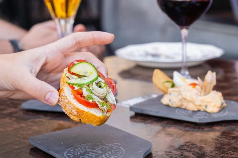 Las Palmas: Gourmet Tapas and Wine Tour in the Old Town - Plaza del Pilar Nuevo: a practical breather between sips